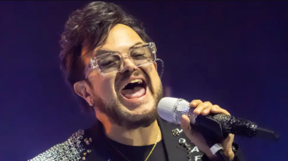 Aleks Syntek regaña a sus fans en concierto del 15 de septiembre: “Entre más me digas, menos voy a cantar”