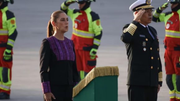 Sheinbaum encabeza izamiento de bandera por víctimas de sismos de 1985 y 2017