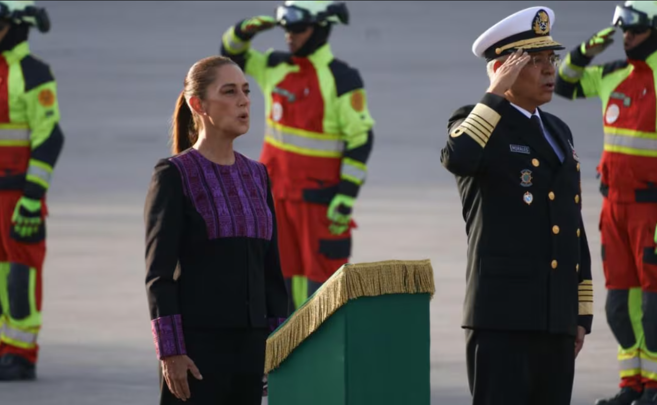 Sheinbaum encabeza izamiento de bandera por víctimas de sismos de 1985 y 2017