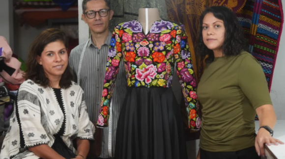 Atacan a balazos casa de Elvis Guerra, artesano que bordó vestido de Sheinbaum para el Grito de Independencia