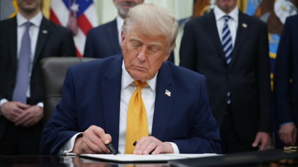 Trump podrá imponer aranceles de hasta 100 por ciento a países que compren petróleo y gas ruso