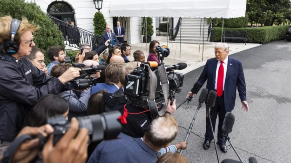 Medios estadounidenses demandan a Trump tras veto en la Casa Blanca