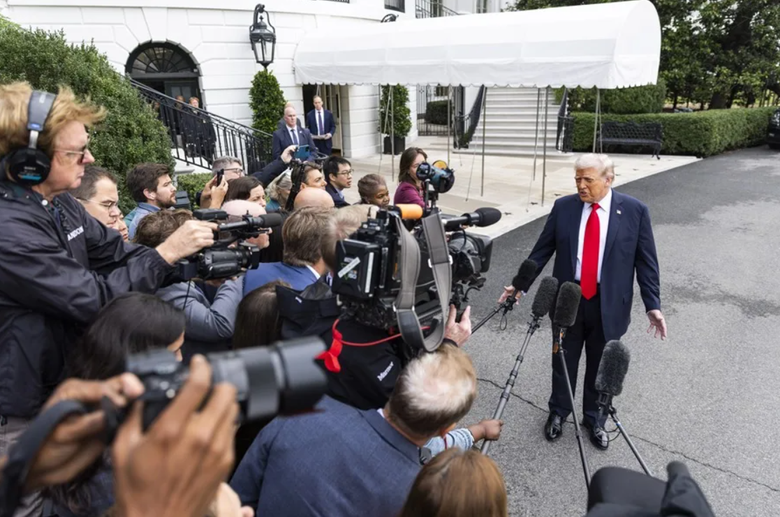 Medios estadounidenses demandan a Trump tras veto en la Casa Blanca