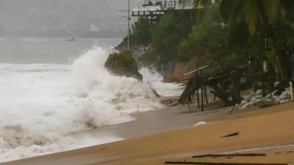 Huracán ‘Polo’ deja sus primeros daños y evacuaciones en Guerrero por alto oleaje
