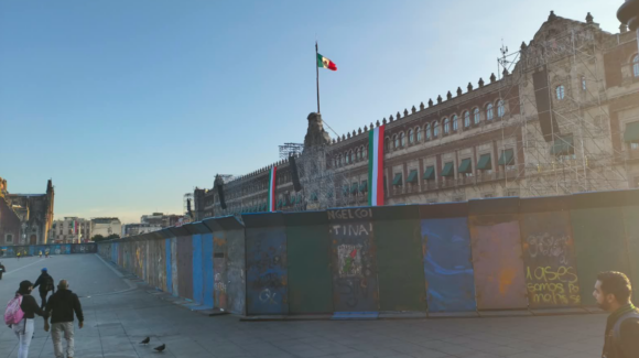 Blindan Palacio Nacional con vallas metálicas por marcha sobre Ayotzinapa