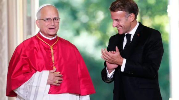 Papa León XIV llega a Francia y alerta sobre los riesgos de la Inteligencia Artificial