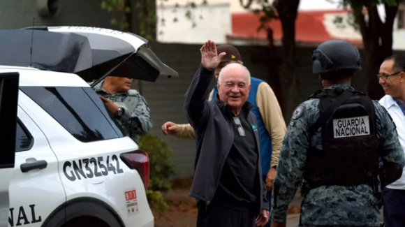 Ernesto Ruffo Appel llega a Ensenada para cumplir prisión domiciliaria tras 40 horas de traslado