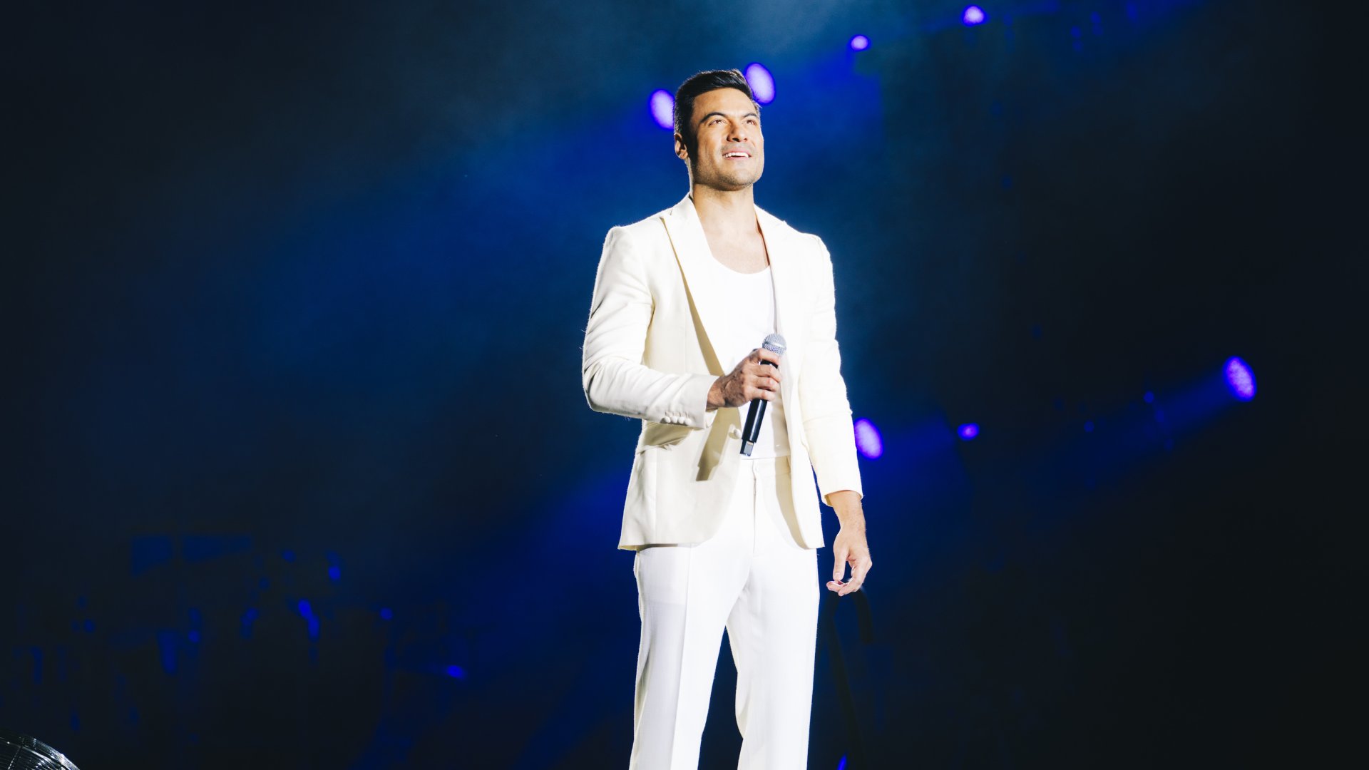 Carlos Rivera pospone conciertos de su Viva México Tour por lesión en las cuerdas vocales.