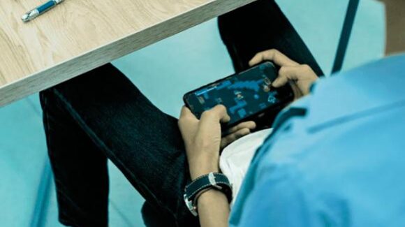 El celular gana terreno en México: baja la presencia de la televisión en los hogares, reporta Inegi