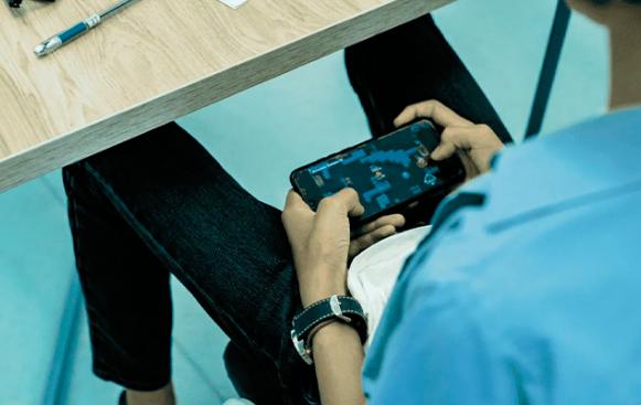 El celular gana terreno en México: baja la presencia de la televisión en los hogares, reporta Inegi.