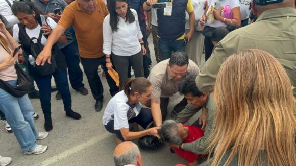 Sheinbaum baja de su camioneta para auxiliar a adulta mayor lesionada en San Luis Potosí