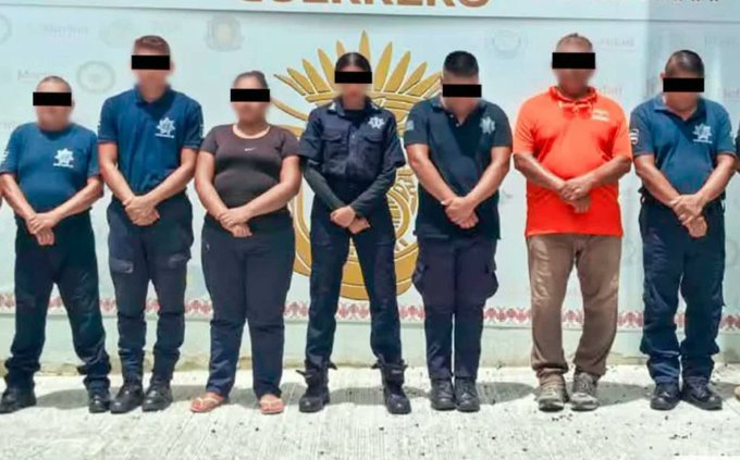 Detienen al secretario de Seguridad de Coyuca de Benítez y a nueve policías por desaparición forzada en Guerrero.