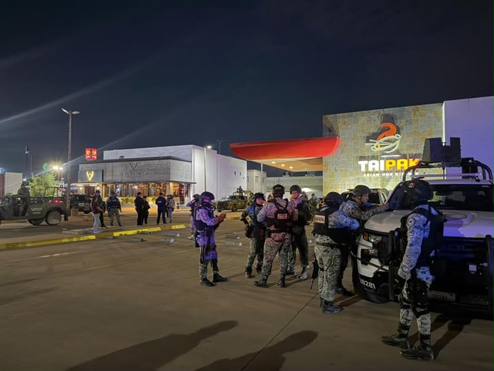 Ataque armado en restaurante de Culiacán deja un muerto y siete heridos; reportan a cantante entre las víctimas.