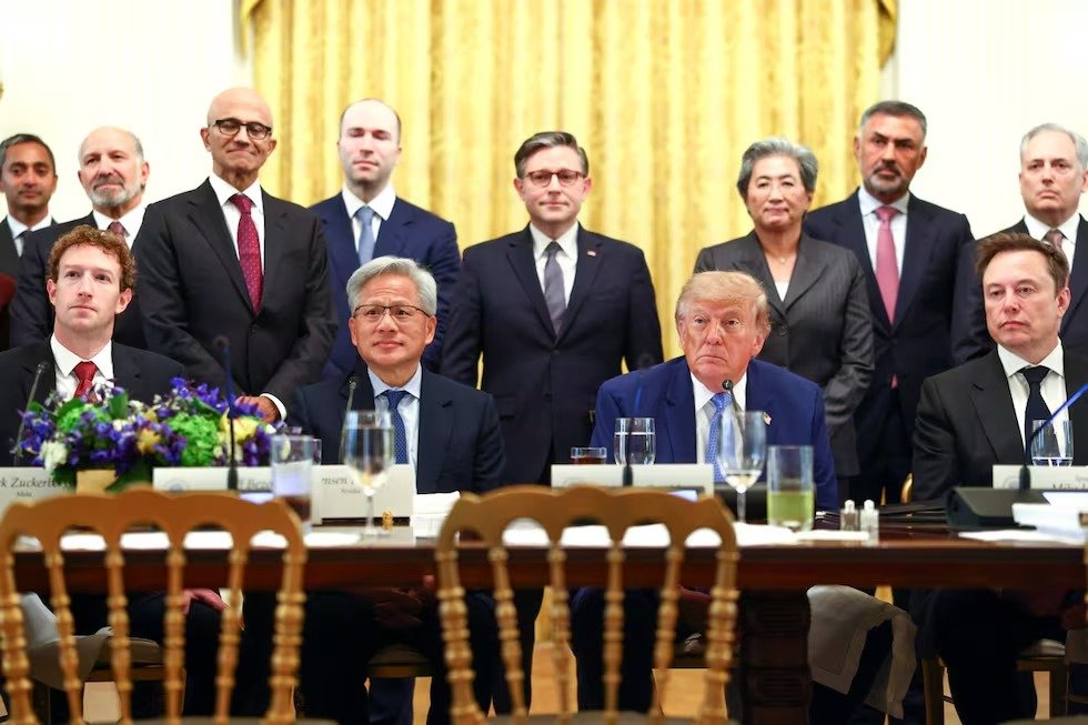 Donald Trump defiende autorregulación de la IA y anuncia que la llamará “superinteligencia”.