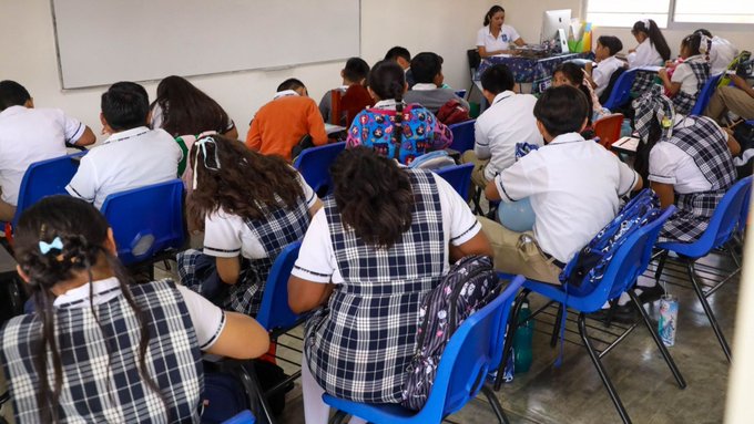 SEP alista prohibición de celulares en escuelas: empezaría en noviembre y aplicaría también en recreo.