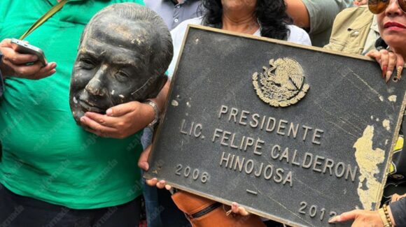 Manifestantes del SME vandalizan y decapitan estatua de Felipe Calderón en Los Pinos
