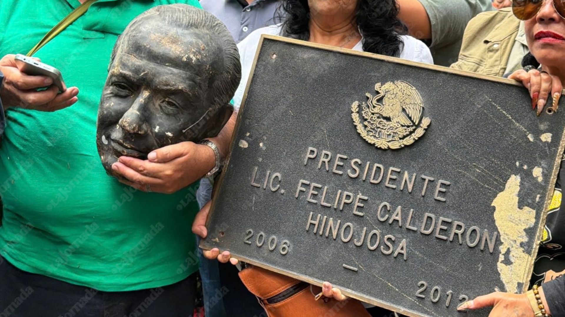 Manifestantes del SME vandalizan y decapitan estatua de Felipe Calderón en Los Pinos.