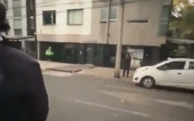 Balacera afuera de la FGR causa alarma y obliga a madres buscadoras a resguardarse durante protesta.