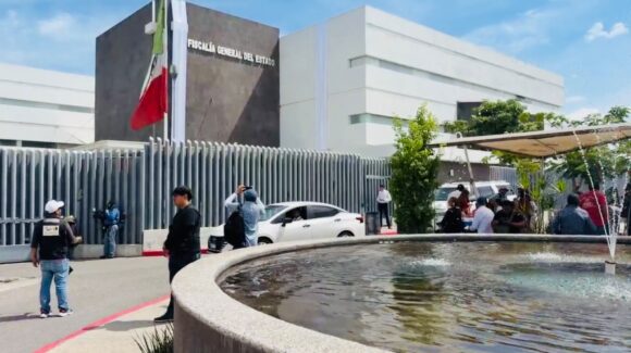 Familia de Claudia Tacoronte llega a la FGE de Morelos para recibir el cuerpo de la joven española asesinada en Cuautla