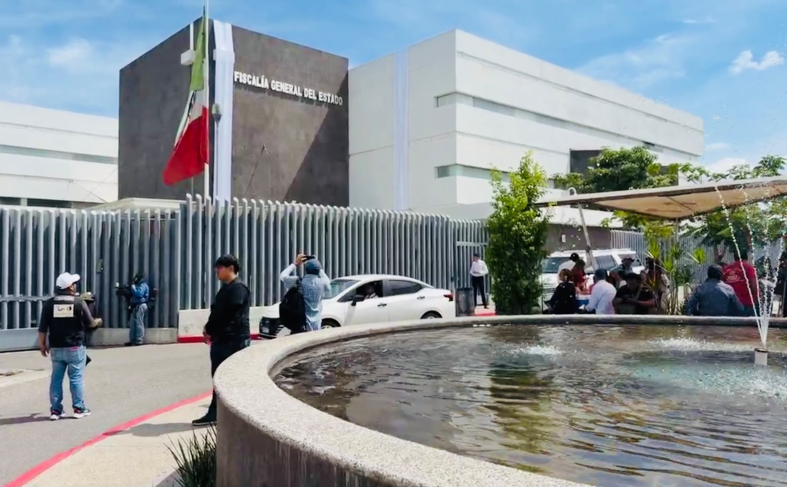 Familia de Claudia Tacoronte llega a la FGE de Morelos para recibir el cuerpo de la joven española asesinada en Cuautla.