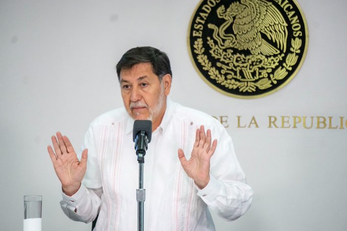 Fernández Noroña dice que grabará y exhibirá a quienes lo confronten tras incidente en el AICM.