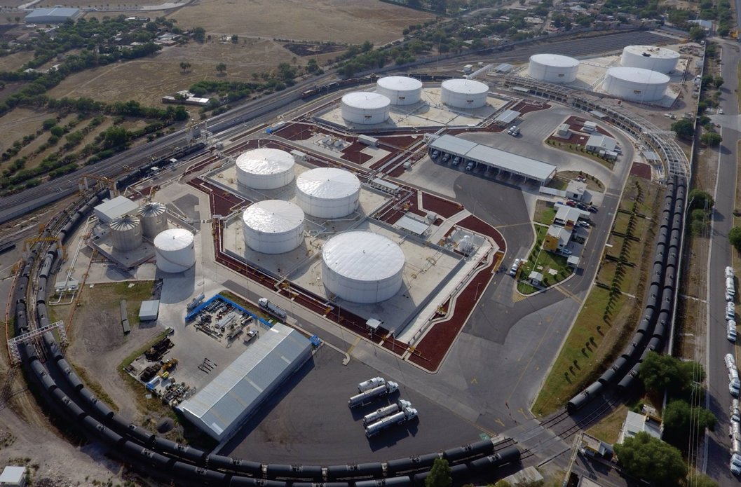 FGR advierte que empresas aún no acreditan la legalidad de 59 millones de litros de combustible asegurados en Guanajuato.