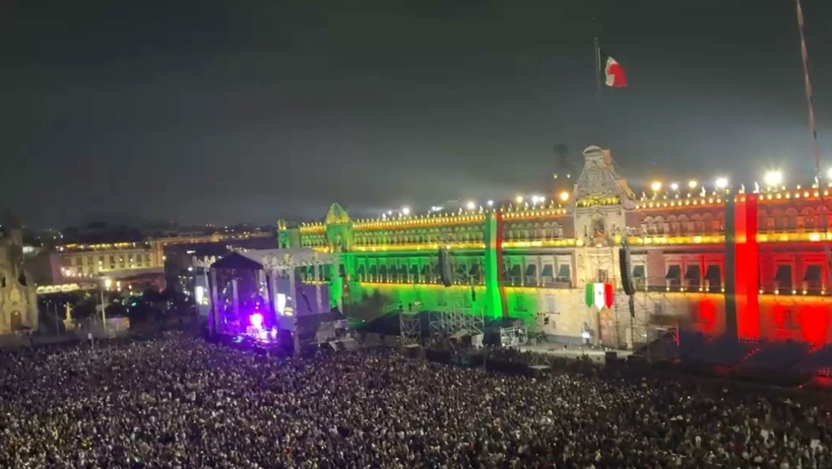 Miles de personas en el Zócalo