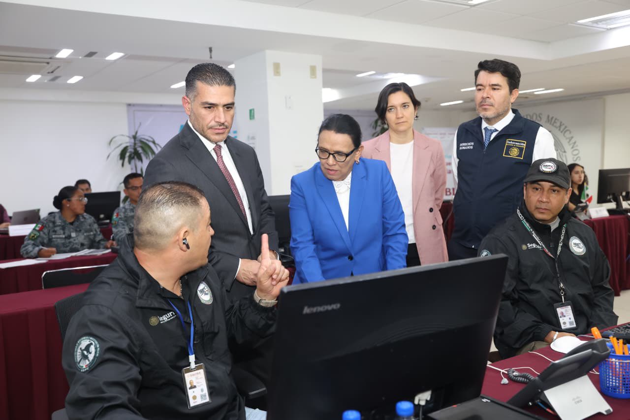 Harfuch y Rosa Icela supervisan puesto de mando de alerta de búsqueda inmediata.