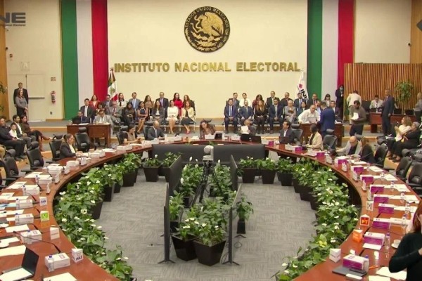 Tribunal ordena al INE incluir a partidos en la Comisión ‘antinarco’ para revisar candidaturas.