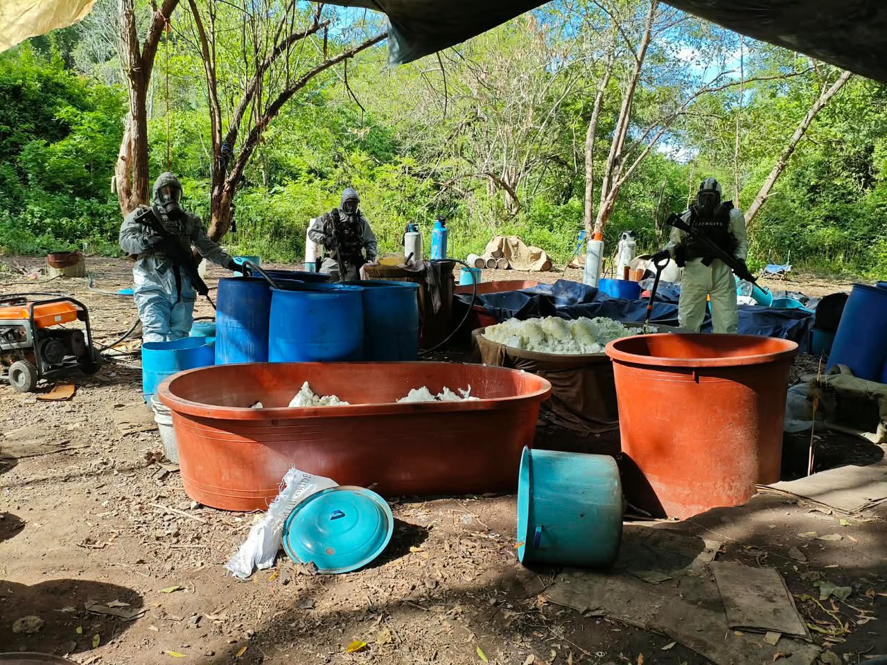 Inhabilitan 4 laboratorios de metanfetamina en Guerrero y Michoacán; destruyen más de 10 toneladas de químicos.
