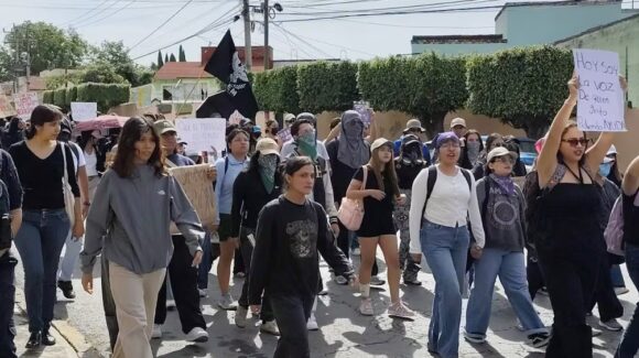 Estudiantes de la UAEM marchan en Morelos para exigir justicia por el asesinato de Claudia Tacoronte