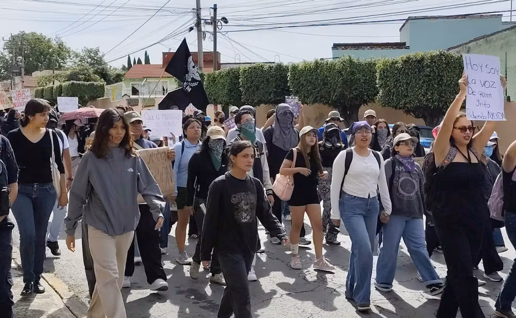 Estudiantes de la UAEM marchan en Morelos para exigir justicia por el asesinato de Claudia Tacoronte.