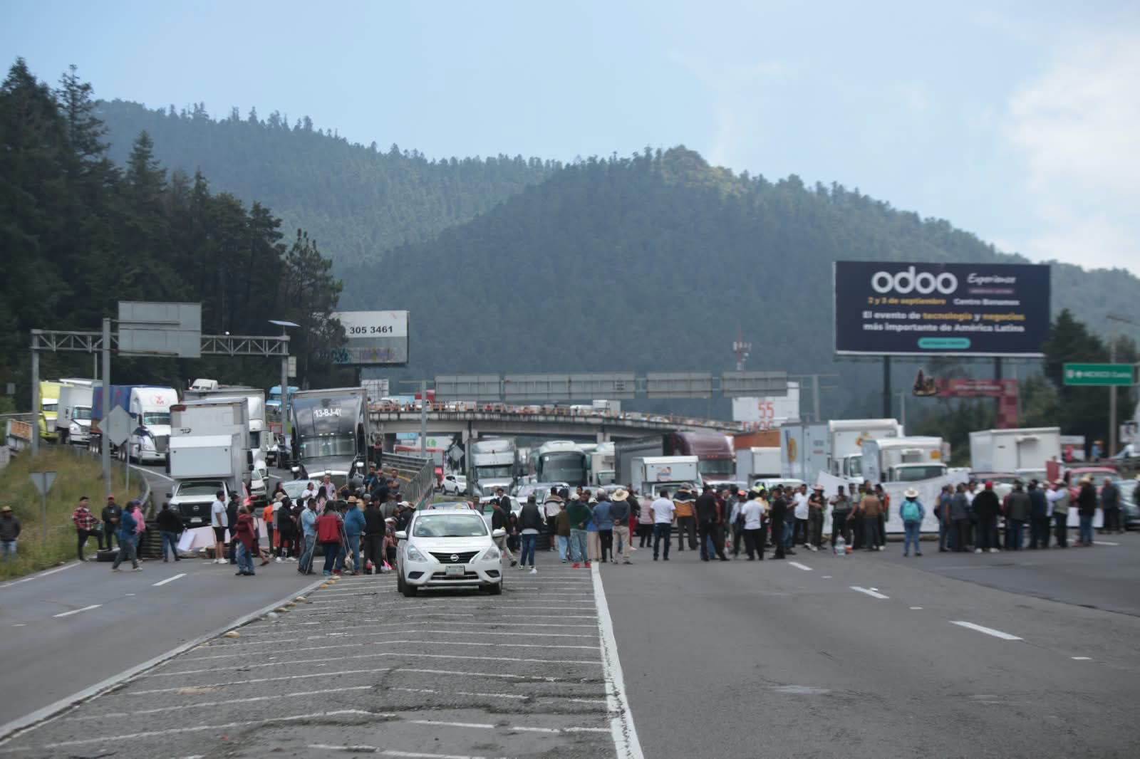 Bloqueos a la altura de La Marquesa paralizan autopista Mexico-Toluca este 3 de septiembre.