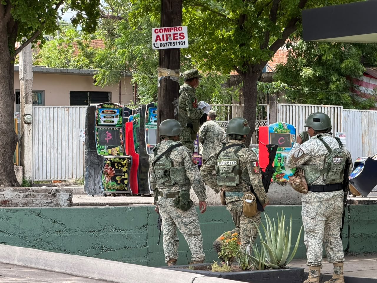 Operativo federal en Culiacán deja aseguramiento de más de dos docenas de maquinitas tragamonedas clandestinas.