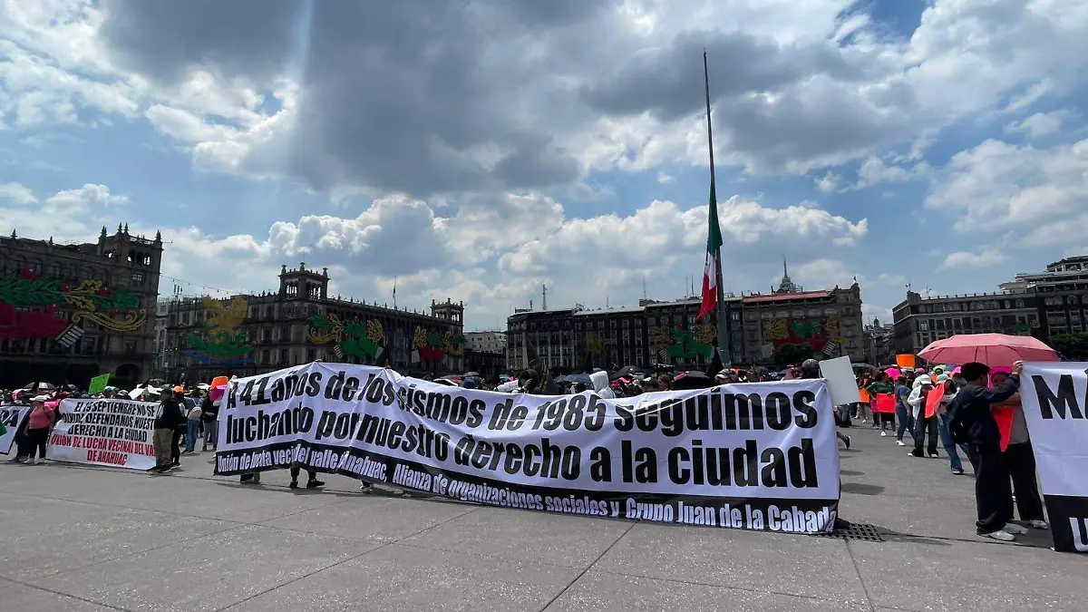 Víctimas del 19S marchan en CDMX para exigir vivienda social tras décadas de espera.