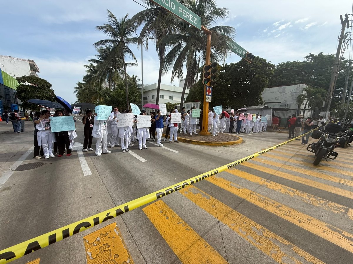 Trabajadores del IMSS-Bienestar marchan en Xalapa por desabasto de medicamentos; suman siete protestas en Veracruz.