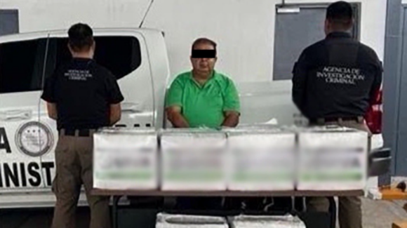 Aseguran más de 200 litros de metanfetamina líquida oculta en camioneta en Baja California Sur