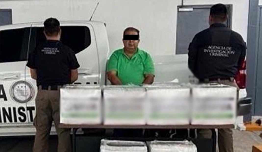 Aseguran más de 200 litros de metanfetamina líquida oculta en camioneta en Baja California Sur.