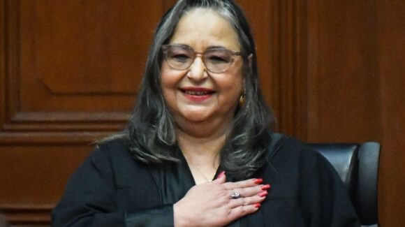 Reaparece Norma Piña en evento de la Escuela Libre de Derecho y advierte “focos rojos” por la reforma judicial