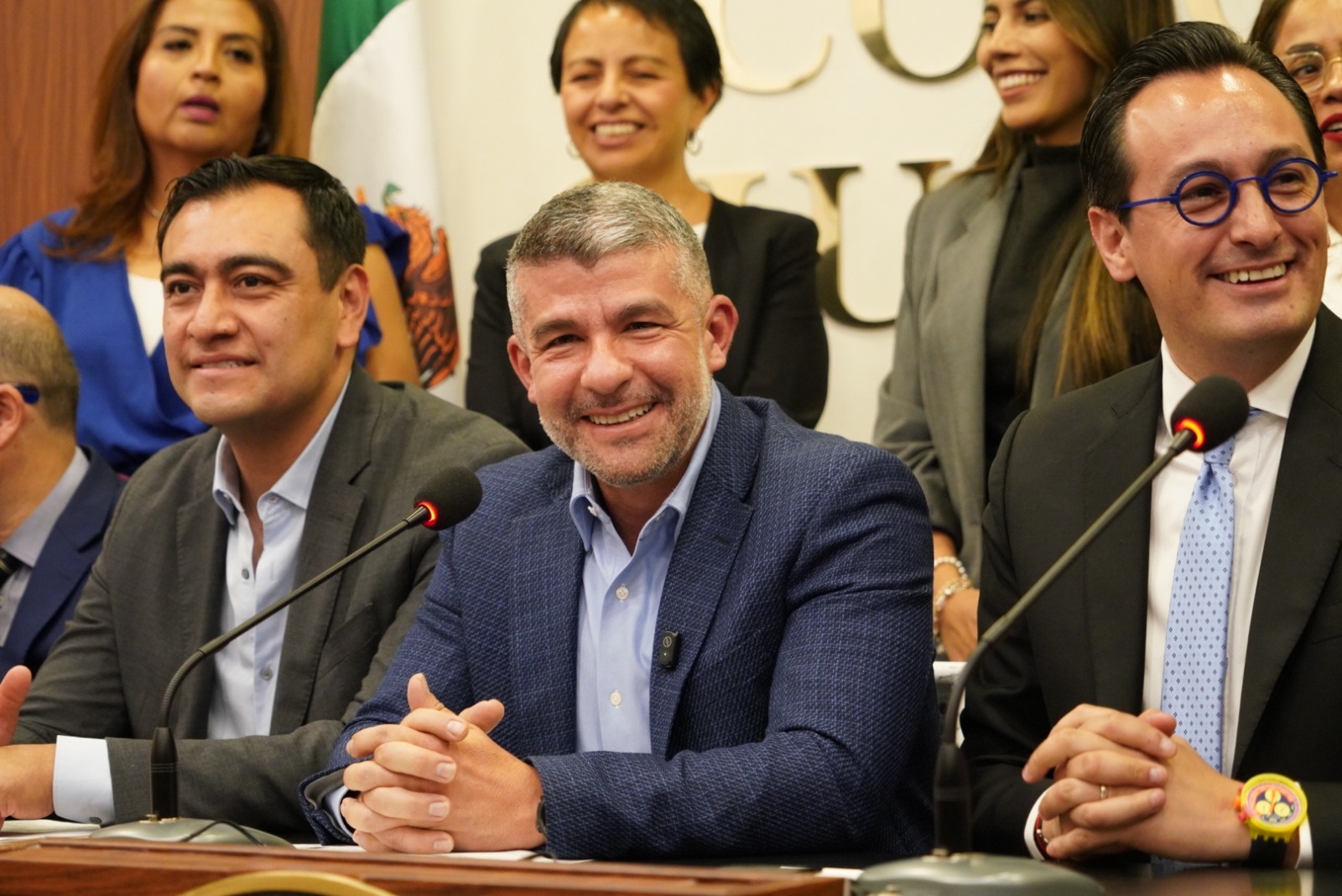 El alcalde de Miguel Hidalgo (en medio) considera que existen otras prioridades en la ciudad