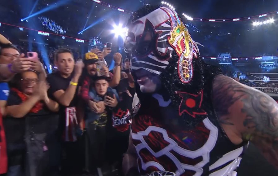 Penta se queda a un paso de la gloria: Roman Reigns retiene el Campeonato Mundial en México.