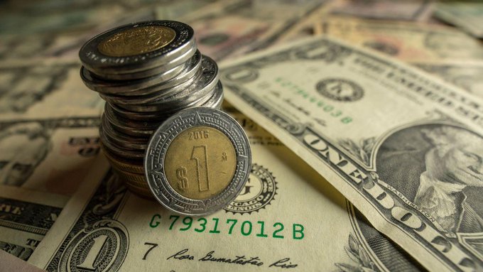 El peso mexicano sufre caída, pierde 22.08 centavos frente al dólar y cierra en 17.51 unidades.