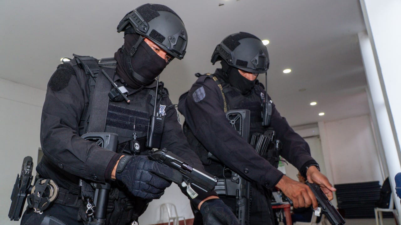 Desarman a Policía Municipal de Juchitán; retiran 57 armas y más de 2 mil cartuchos.