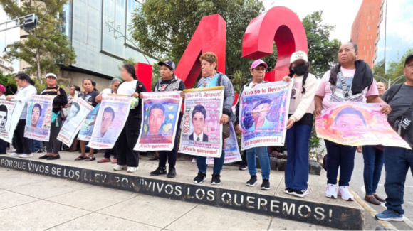 A 12 años de Ayotzinapa: Familias de los 43 normalistas marchan en CDMX