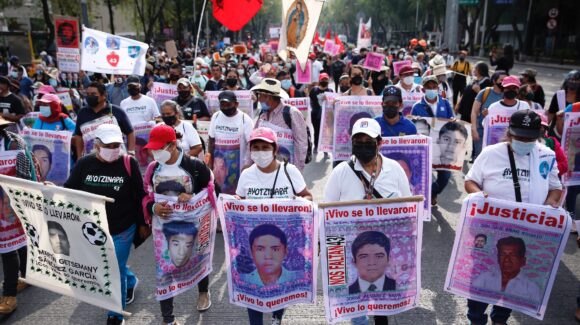 Marcha en CDMX por 12 años de desaparición de 43 normalistas de Ayotzinapa