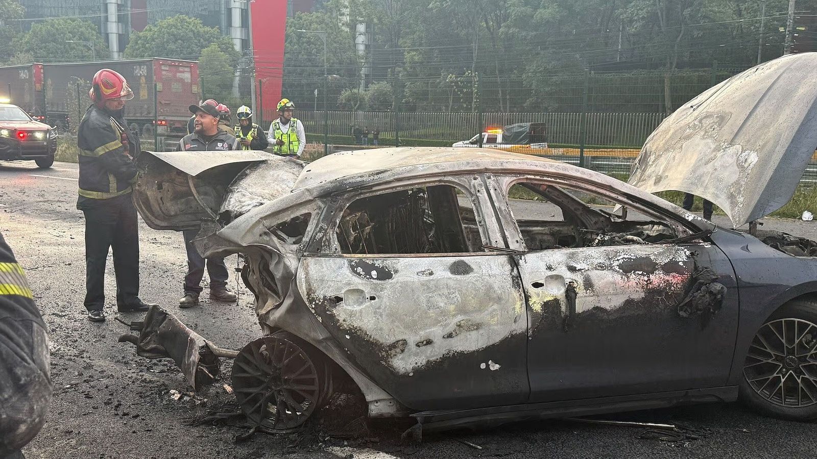 Pareja muere calcinada tras choque en carriles centrales de la autopista México-Toluca
