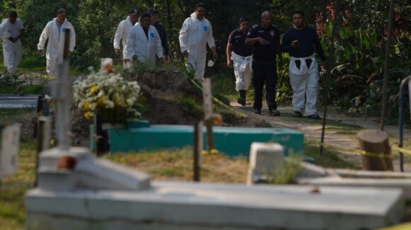 Suman 45 restos hallados en fosa del Panteón Dolores en la Ciudad de México