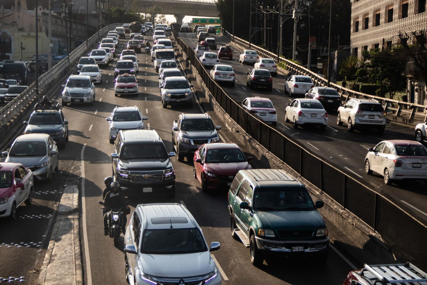 Pierden capitalinos hasta siete días al año en el tráfico, según índice global