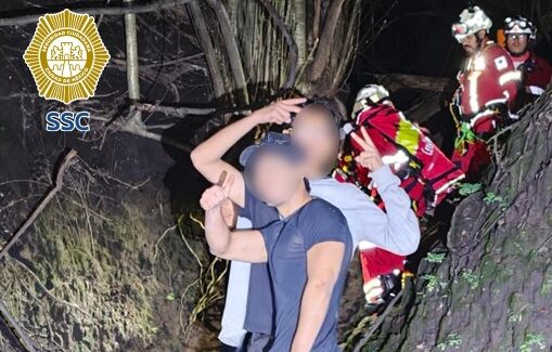 Rescatan policías capitalinos a jóvenes extraviados en barrancas de Chapultepec