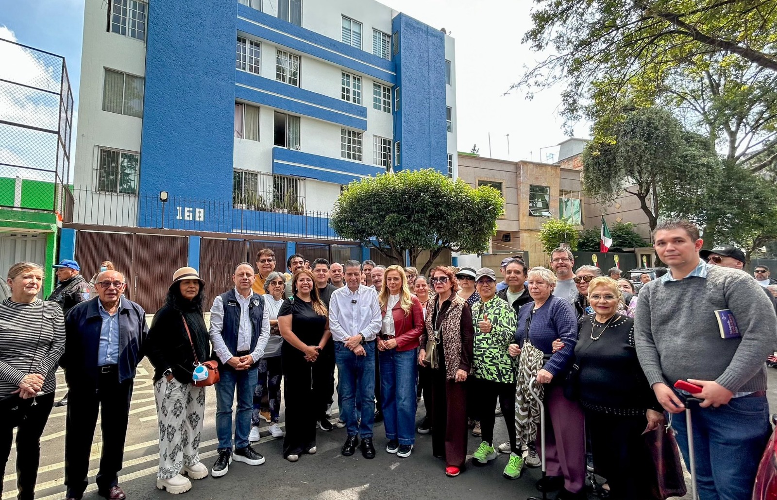 La alcaldía Coyoacán renueva la pintura de 25 edificios en la colonia Paseos de Taxqueña